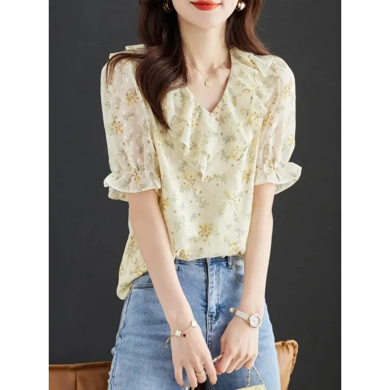 

Женская блузка из шифона с цветочным принтом - свободный крой, V-образный вырез, короткий рукав, с оборками, для лета