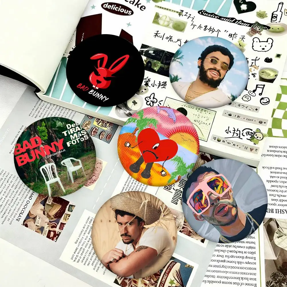 1 Stück B-Bads B-Bunnys Broschen im Cartoon-Stil für Rucksackdekoration, runde Emaille-Pins für Accessoires