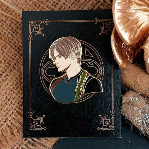 Resident Evil 4 - Leon Kennedy - Hård emaljnål 10 best sales Pin Resident Evil - №9