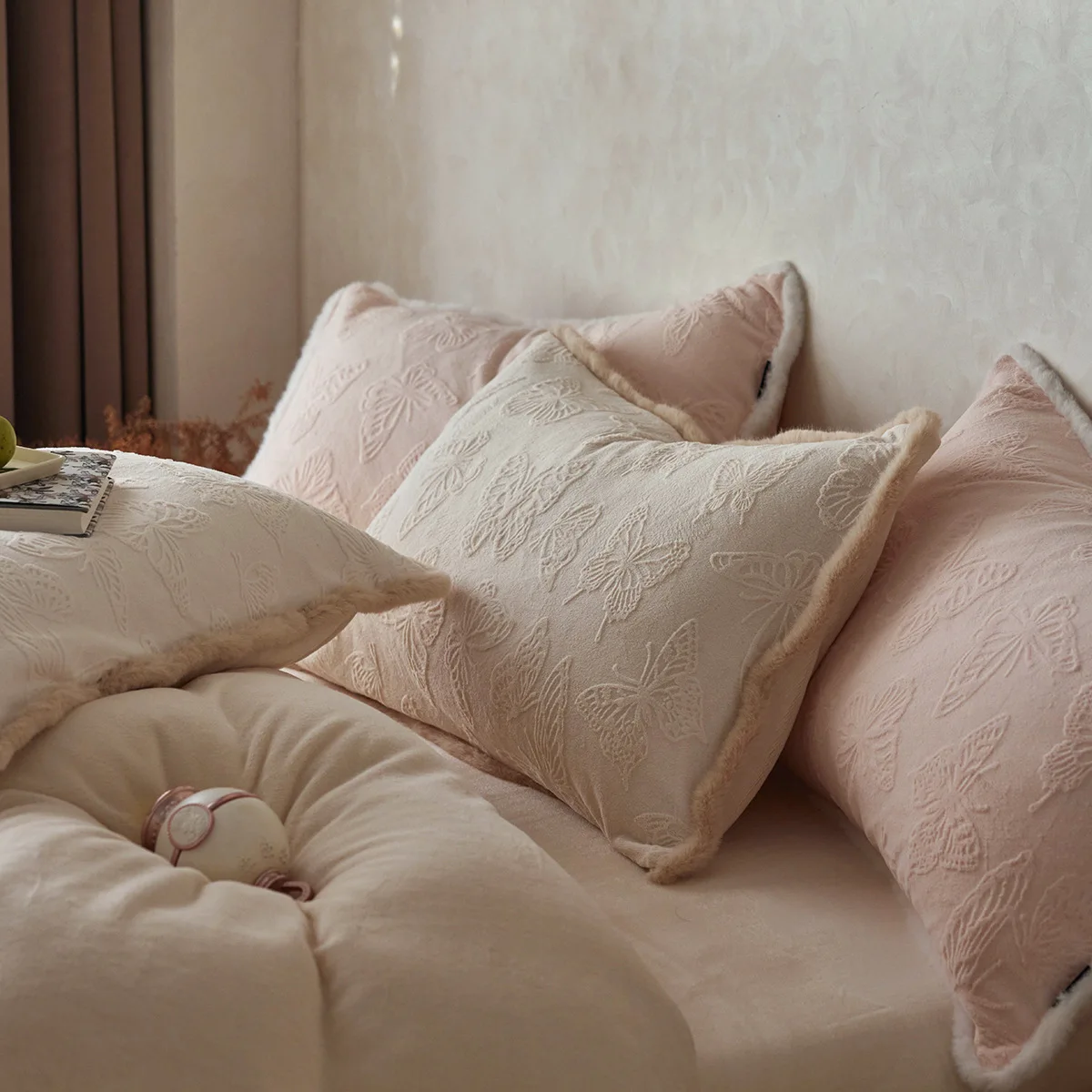 Light luxury three-dimensional carved milk fleece four-piece set, warm in autumn and winter, mink hair lace thickened bedding