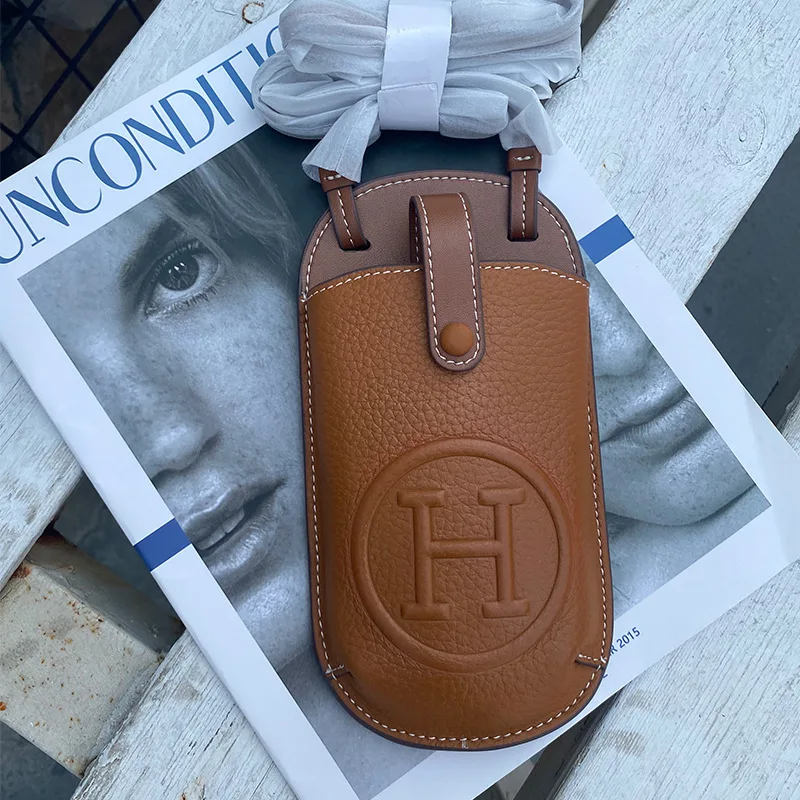 حقيبة على طراز المصمم - موديل جديد 2025 - حقيبة هاتف محمول عالية الجودة للنساء - حقيبة كروس كلاسيكية ومتعددة الاستخدامات