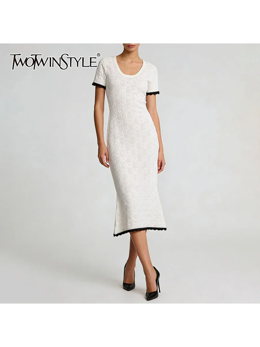 

TWOTWINSTYLE Элегантное женское длинное платье из трикотажа в клетку с контрастными вставками, квадратным вырезом и короткими рукавами, новинка 2026 года