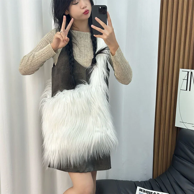 

2023 Faux Fur Shoulder Bag Retro Fashion Candy Handbag Large Capacity Spicy Girl Design Feeling Plush Bag