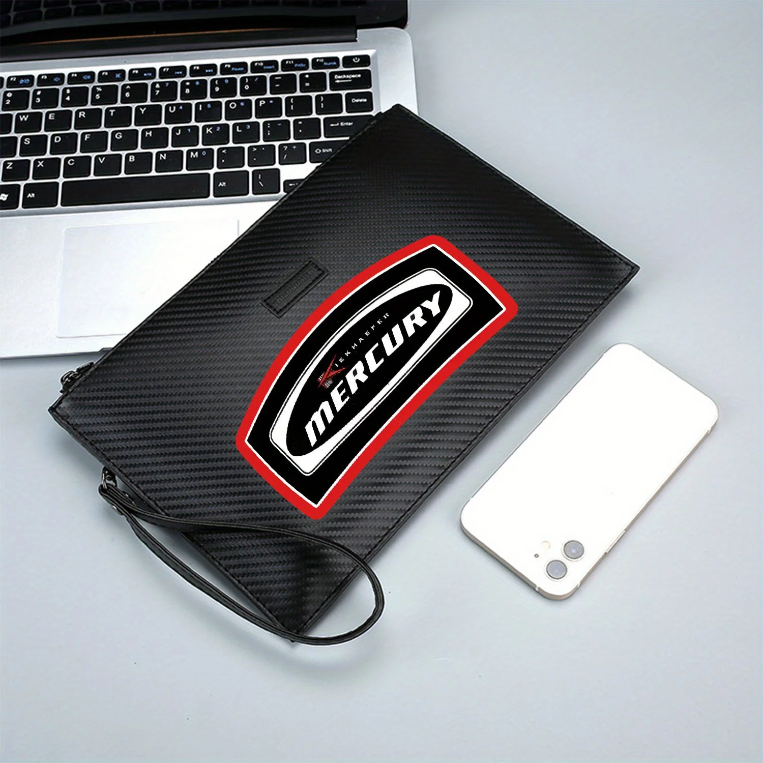 حقيبة يد رجالية من Mercury Cikhaefer بتصميم بيضاوي أنيق ومطبوع من البولي يوريثان عصرية وعملية للحمل اليومي