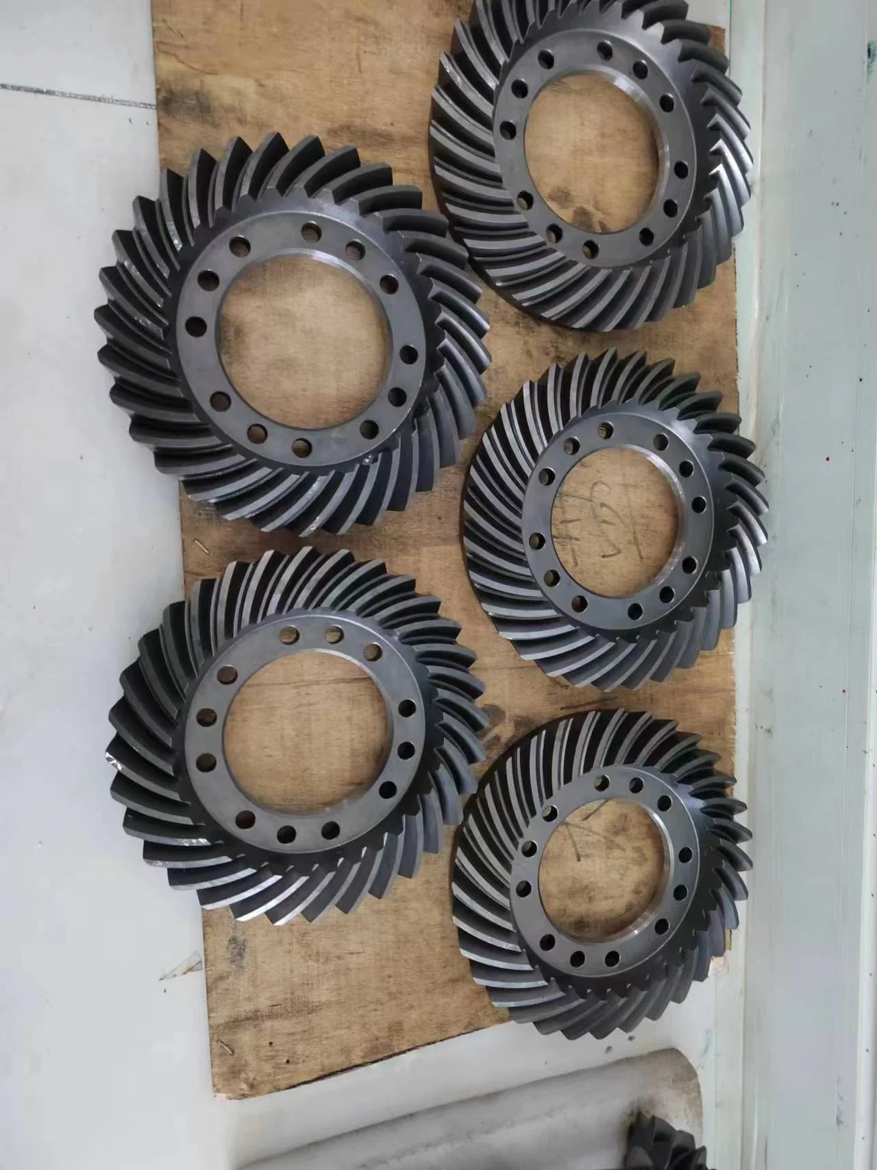 Pinion Forged Custom Steel Spiral Bevel Gear Boxes with Hard Tooth Surfaces for Tractors
