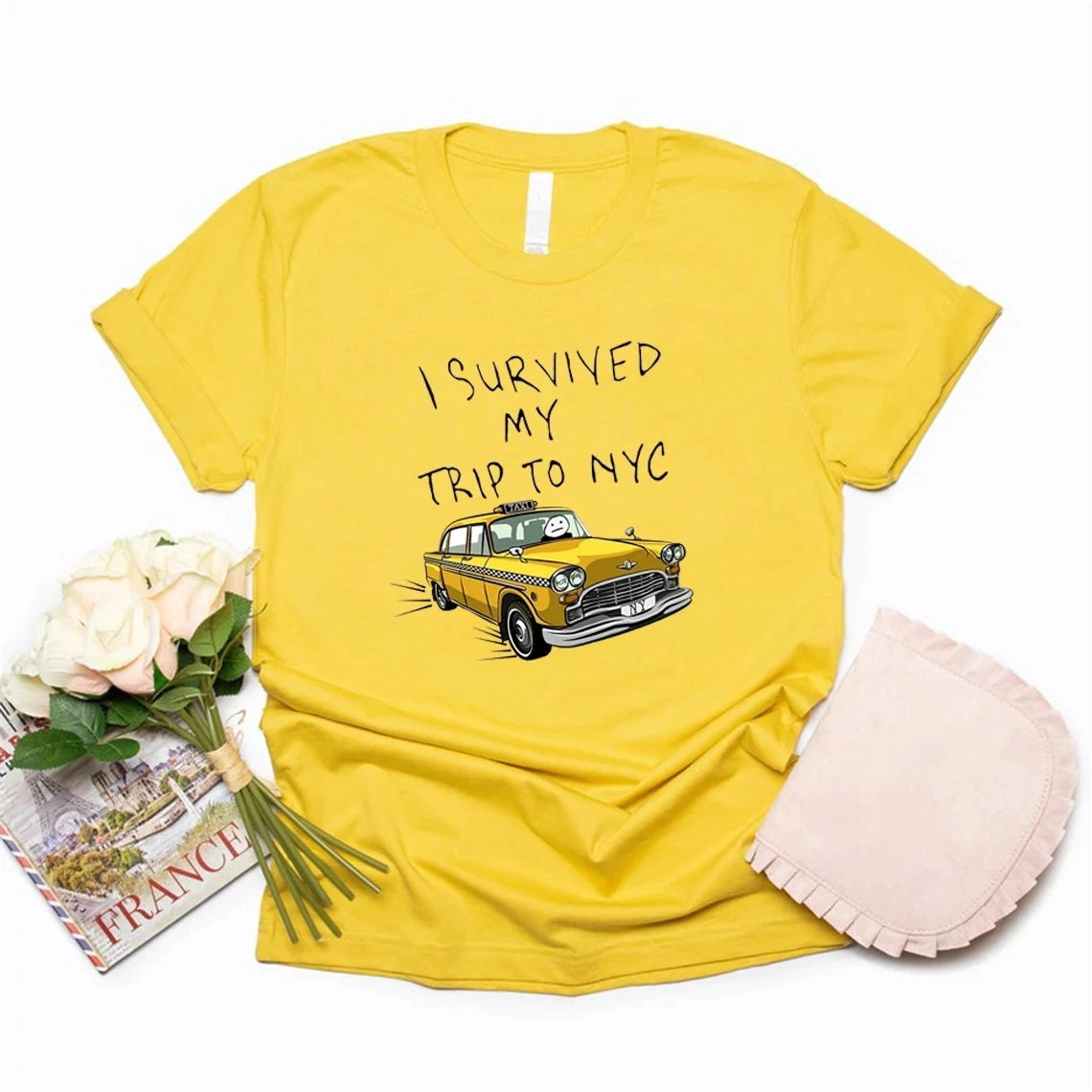 Tom Holland T-Shirt im gleichen Stil: „Ich überlebte meine Reise nach NYC“ – Kurzarm-Grafik-T-Shirt für Damen, Superhelden-Oberteil, Fan-Geschenk – Detail 7