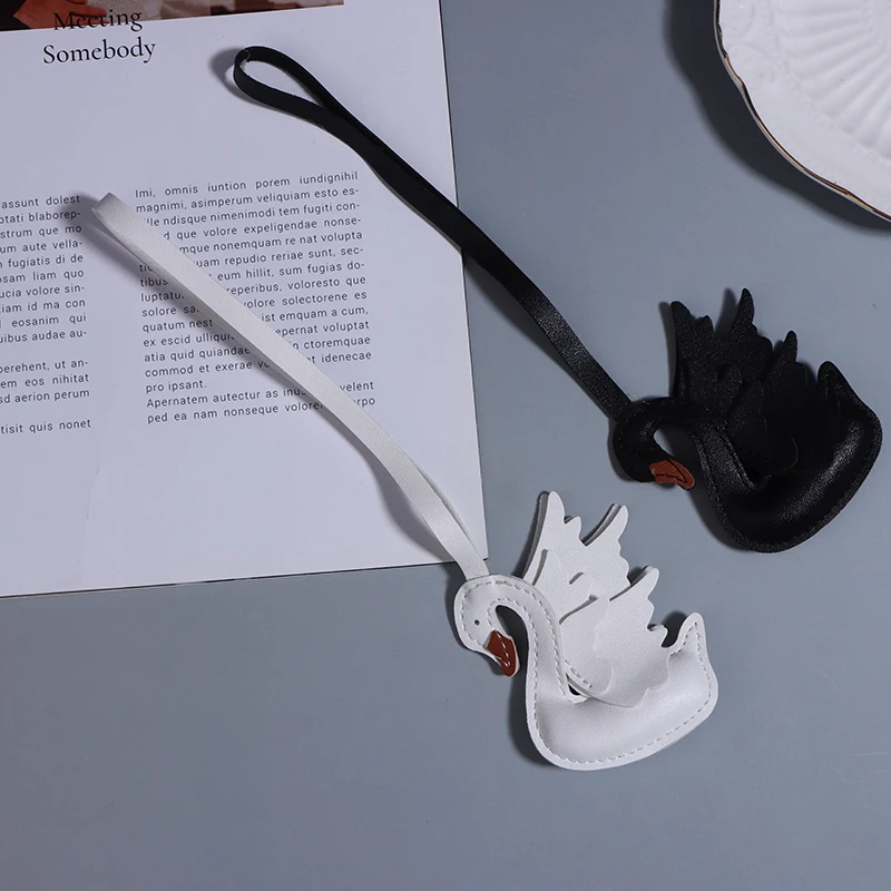 Handgefertigter PU-Leder Schwarz-Weißer Schwanen-Paar-Schlüsselanhänger Geschenk Niedliche Dekoration Geeignet für Taschenanhänger-Zubehör – Detail 6