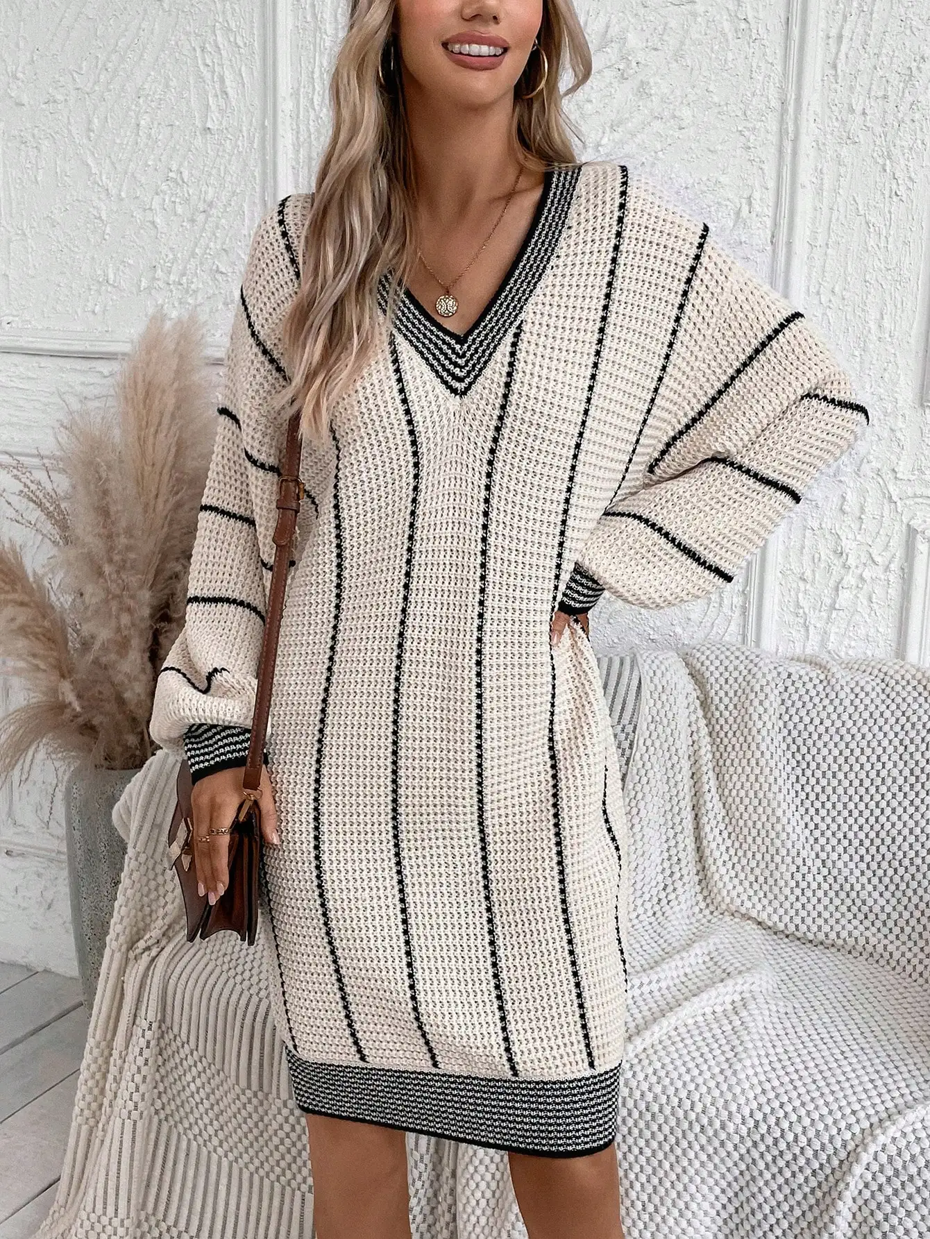 

Полосатое вязаное платье-свитер с V-образным вырезом и спущенными плечами для женщин