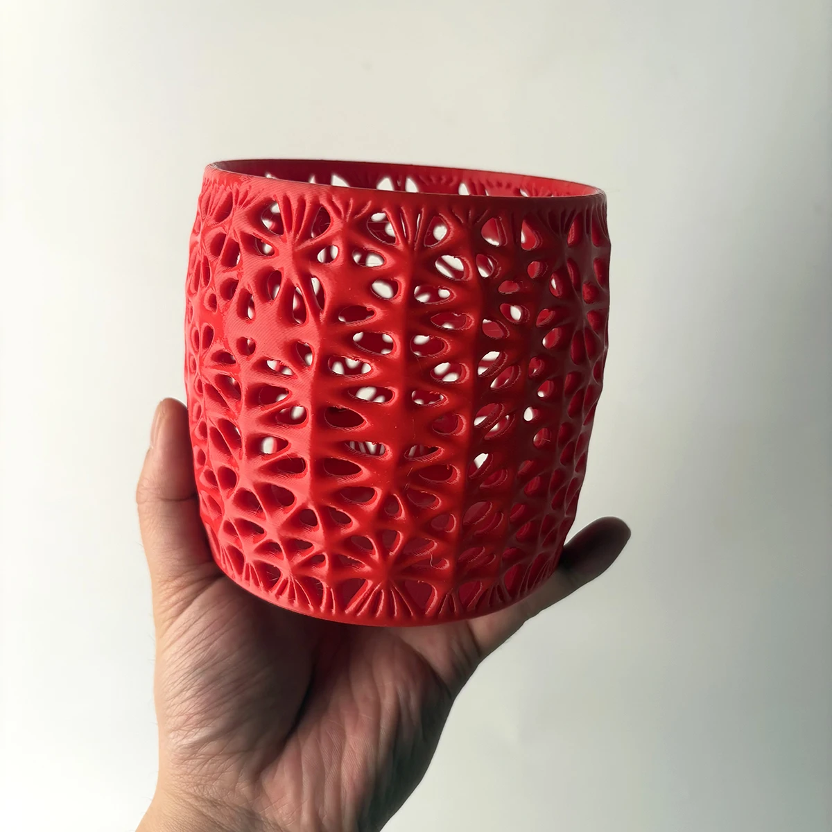 Red Hollow-Out Pattern Makeup Brush Storage Container, Multifunctional Desktop Organizer, Bedroom Vanity Table Organizer for Eyebrow Pencils, Lipsticks, Makeup Brushes, Bathroom Vanity Organizer for Cotton Swabs, Cotton Pads, Office Desk Organizer for Paper Clips, Pins, Stationery, and Small Accessories, Birthday Gift for Girls and Best Friends, Ins-Style Girly Desktop Organizer, Can Hold Makeup Brushes, Eyebrow Pencils, Lipsticks, Hair Ties, Cotton Swabs, Stationery, and Small Accessories