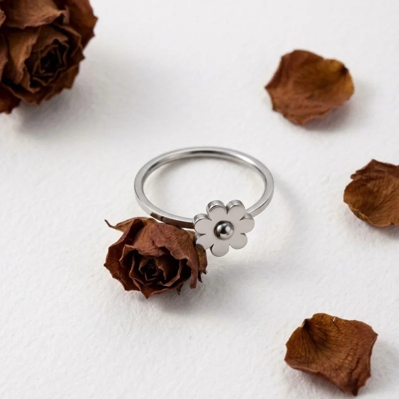 1 Piece Stainless Steel Ring with 18K Gold Plating and a Smooth Surface, Featuring a Small Flower Design. Korean-Style Fresh and Youthful Fashion for Women, Suitable for Daily Layering, Versatile and Gentle Style Jewelry. the Flower Design Symbolizes Good Luck and Beauty, Making It a Perfect Gift for Friends. It Can Be Worn in Many Occasions Such as Commuting, Shopping, Dating, or Traveling