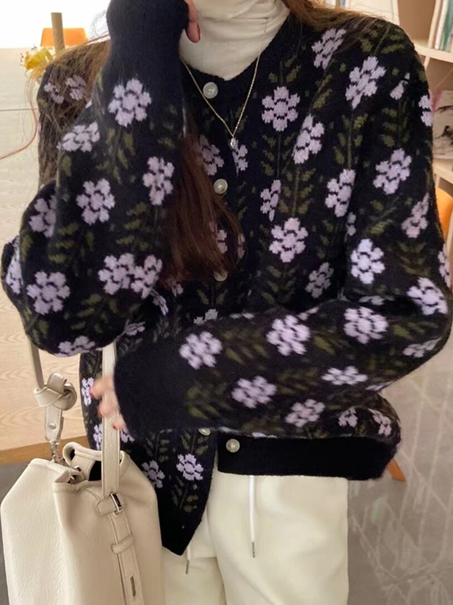 Retro Knitted Button-Up Sweater Women's Autumn Winter Slimming Outerwear round Neck Floral Embroidery Versatile Fashionable