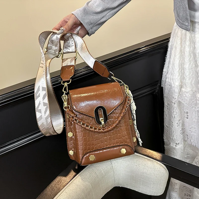 

Женские сумки через плечо из искусственной кожи с заклепками в стиле ретро, сумки и кошельки на плечо 2025 года, женская дорожная сумка через плечо, клатчи с цепочкой