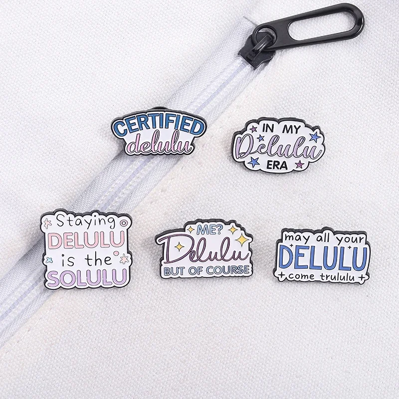 Эмалированные-булавки-in-my-delulu-era-сертифицированные-delulu-забавные-юмористические-броши-с-цитатами-значок-для-одежды-декор-ювелирные-изделия-подарки-для-друзей