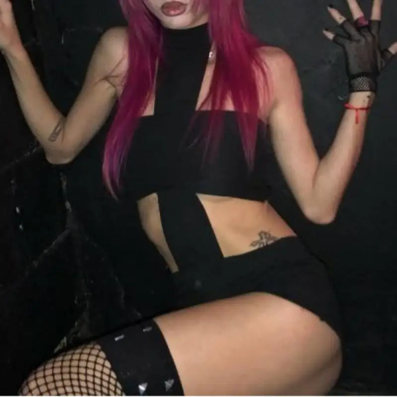 شورت بذلة قصيرة أنيقة على الطراز القوطي العصري لعام 2025 برقبة متقاطعة معلقة، بدون حمالات، مقاس نحيف