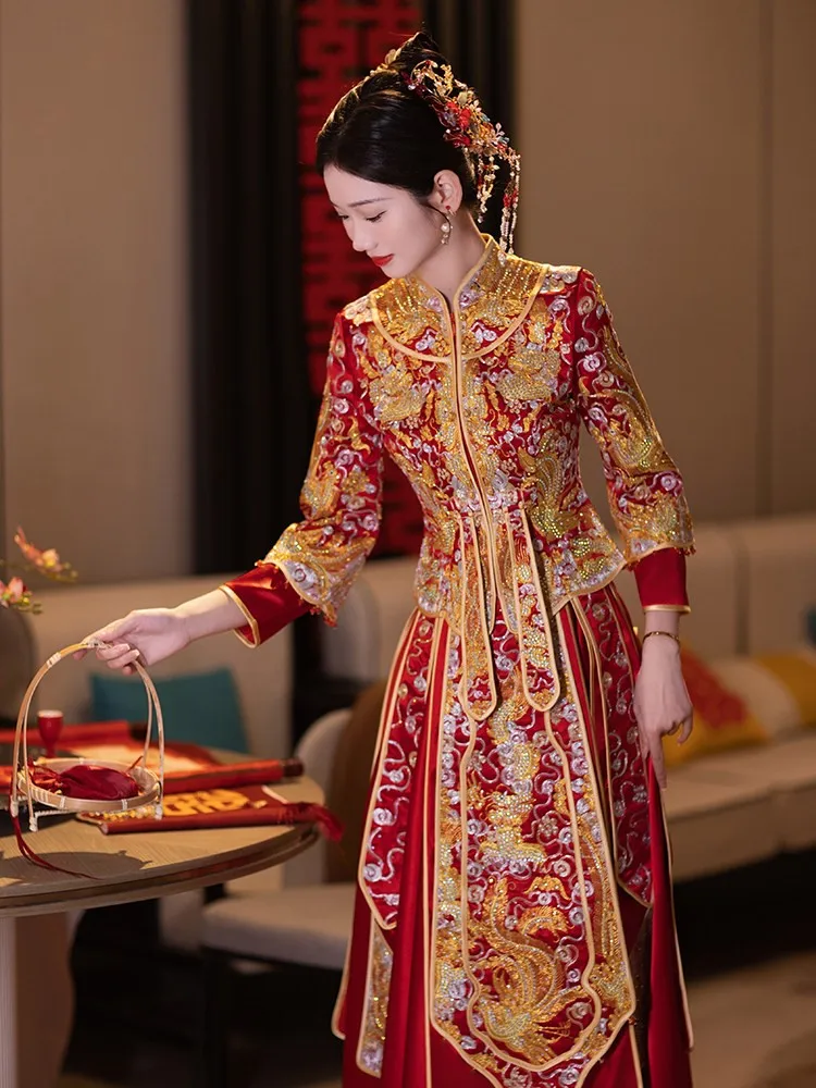 

Новое исполнение традиционного китайского свадебного платья с изображением дракона и феникса, новая модель для торжественных мероприятий.