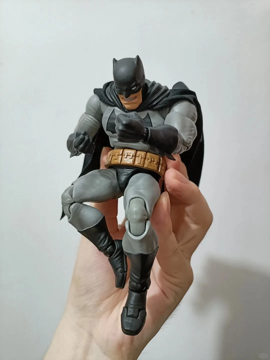 100% Original Mafex 106 Batman The Dark Knight Returns Marvel