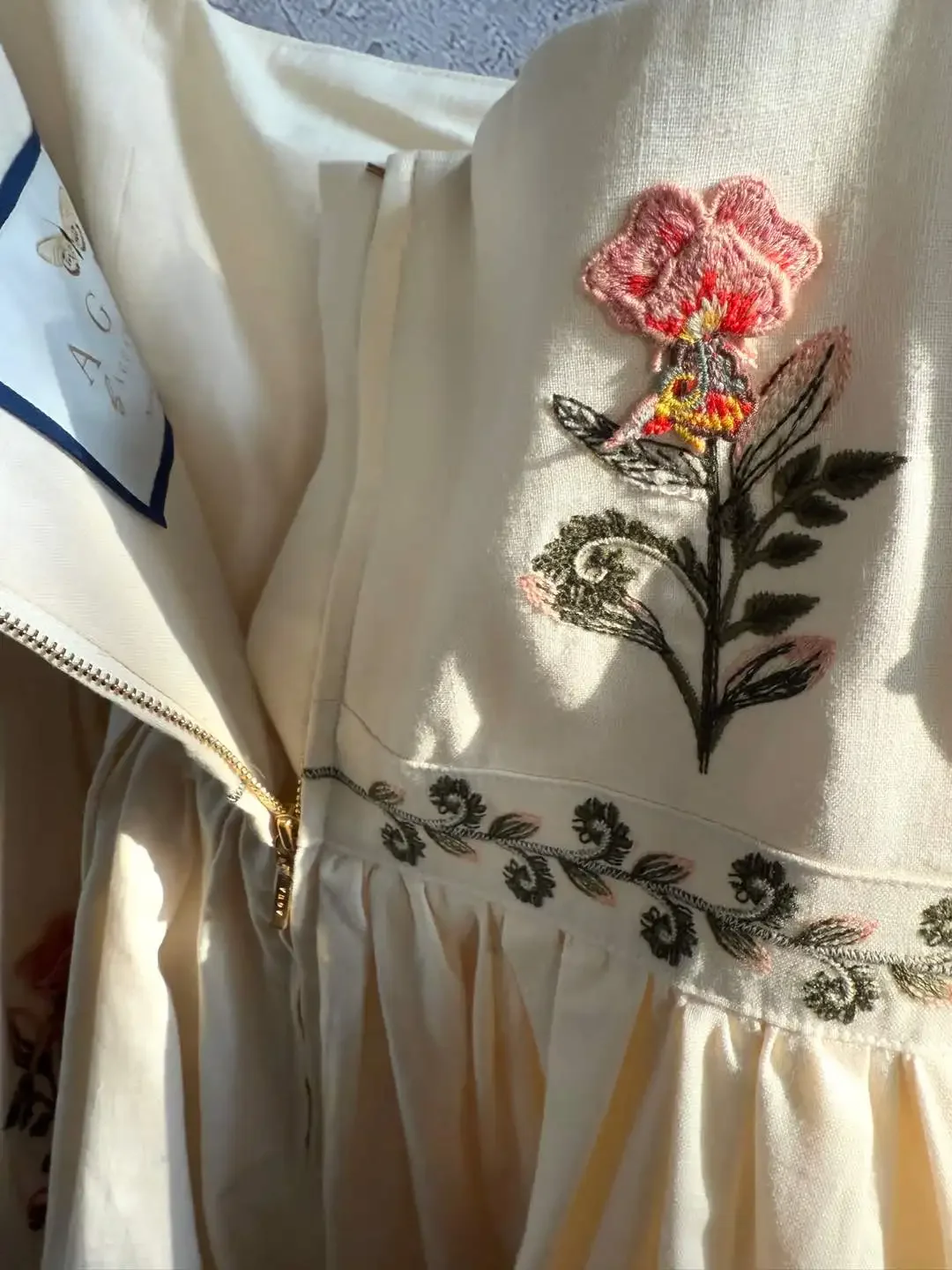 Damska mini sukienka na ramiączkach, wykonana w 100% z lnu, z haftem kwiatowym