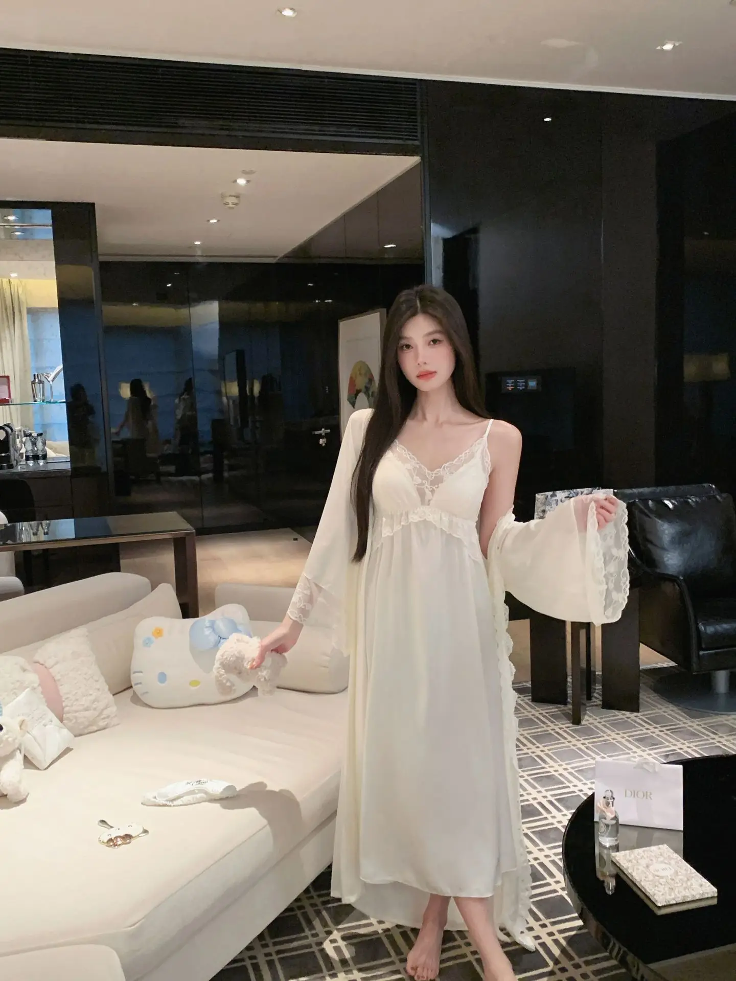 エレガントなロングシルクスリップウェア、胸パッド付きレディースシュミーズナイトガウン、ロマンチックなストラップデザイン、ホームコンフォートサマーガウン