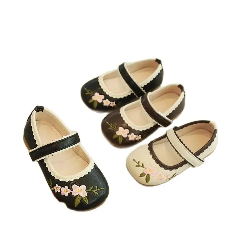 

Кожаная обувь для девочек, весна/осень, новые детские туфли среднего и большого размера на мягкой подошве с вышивкой на плоской подошве