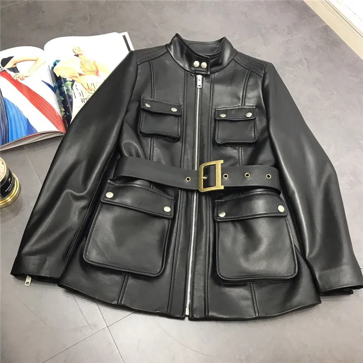 

Женское пальто с широким лацканом, поясом и большим карманом спереди, из овчины осенью и зимой.