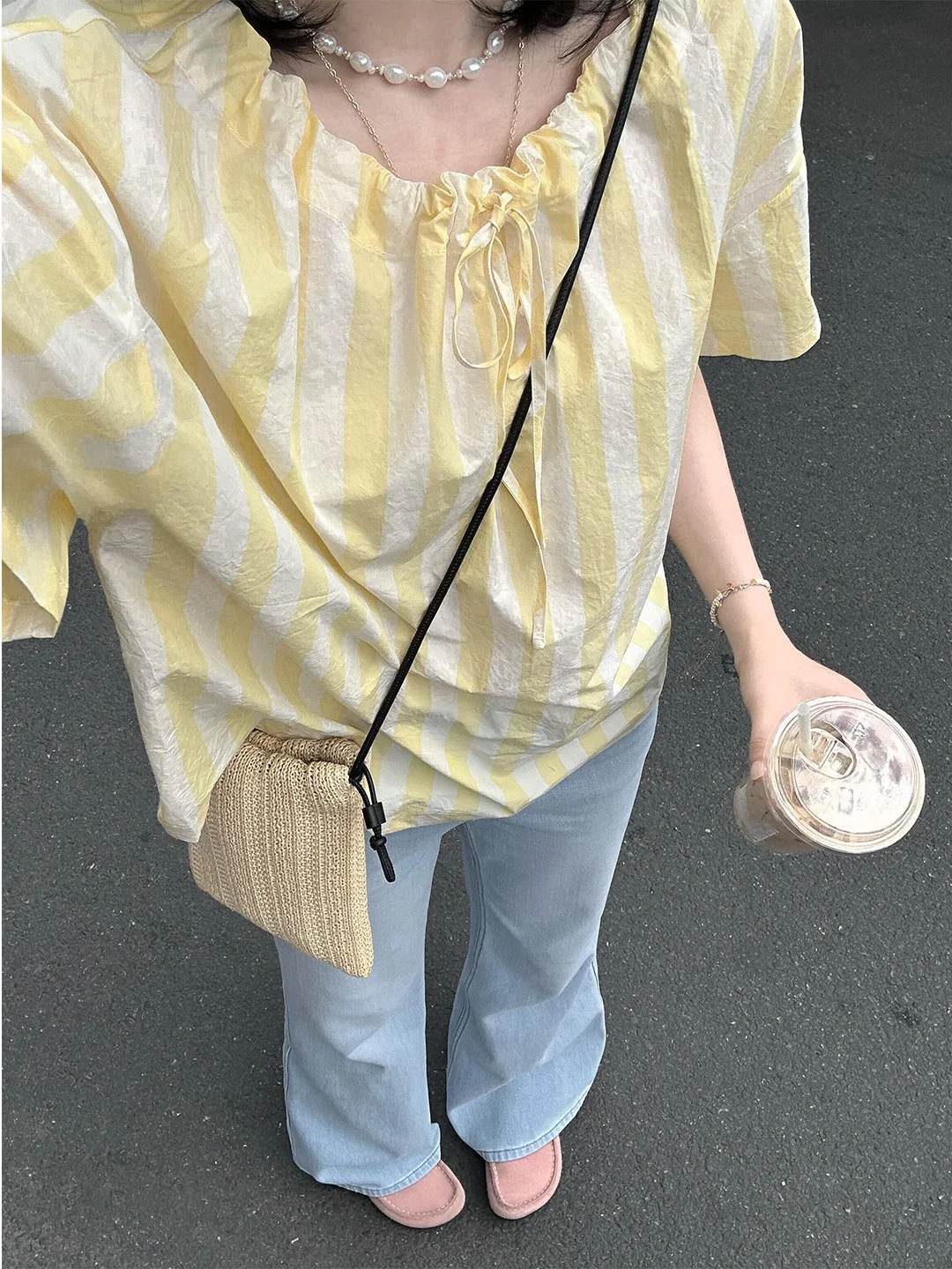 Novedad de verano, camisa holgada de manga corta con cuello redondo y cordón para mujer, camiseta informal y versátil con rayas amarillas y blancas, estilo vacacional