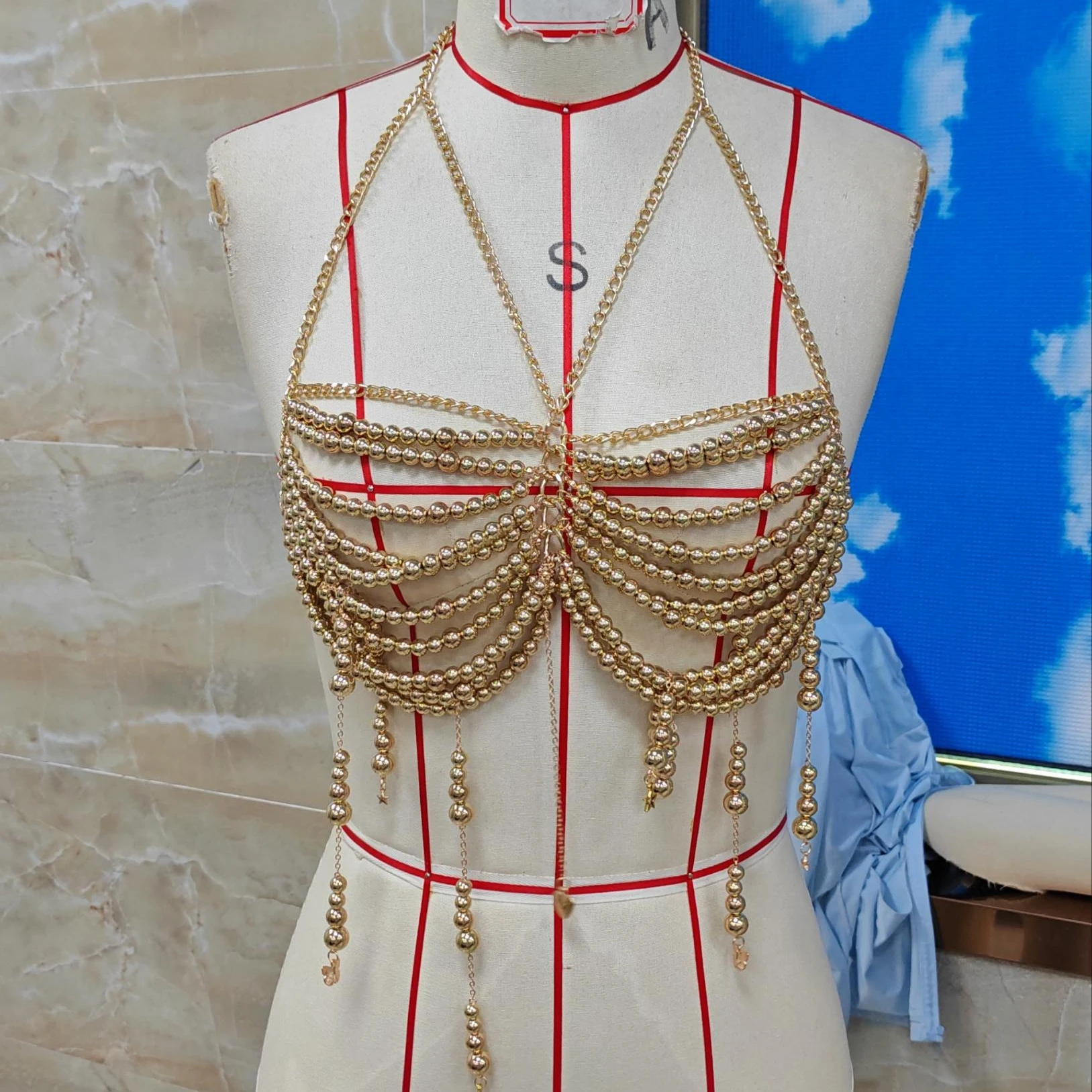 

Укороченный топ с золотыми бусинами и кисточками из материала, вечерние топы для женщин, модные топы на бретельках с бретелькой на шее, топы на выход для женщин