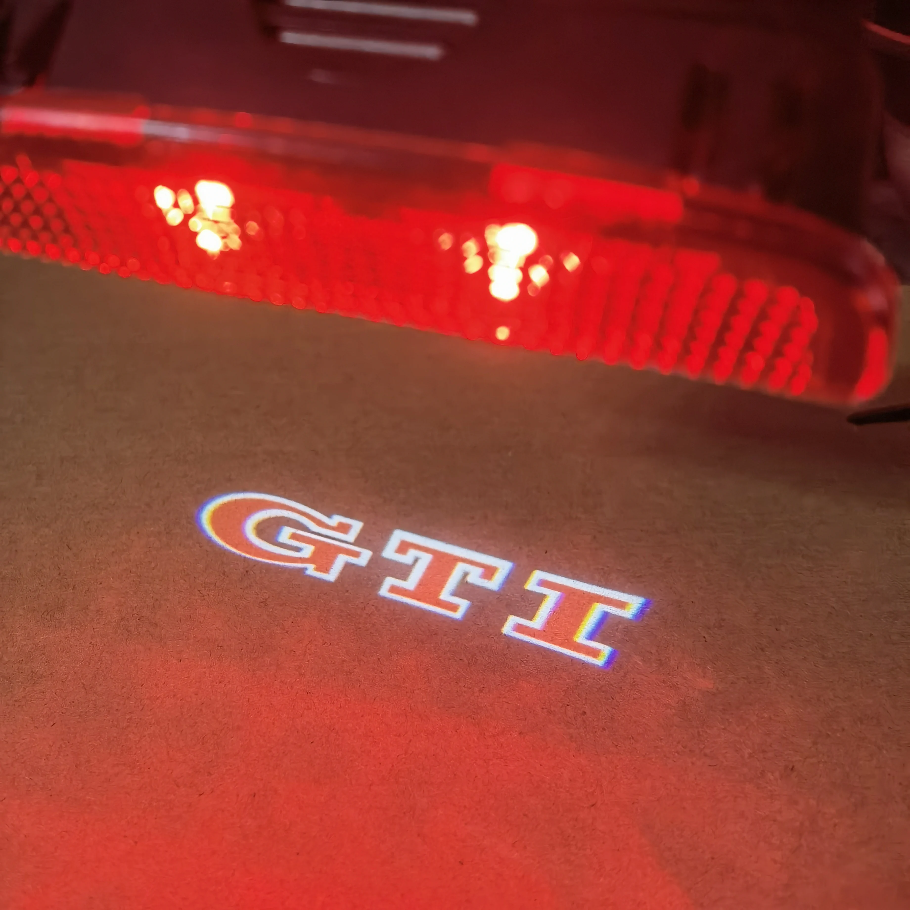 

Горячая новинка 2026: 2 шт. красных светящихся эмблем GTI для дверей, проекционные лампы-подсветка GTI, световые тени, подходят для Touareg, Passat, Tiguan, Jetta