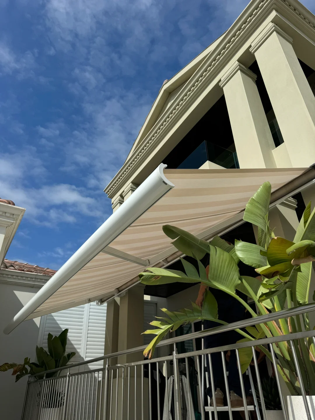 Retractable Awning Modern Wall-Mounted Aluminum Alloy Retractable Awning Powered Waterproof UV Protection for Outdoor/Garden