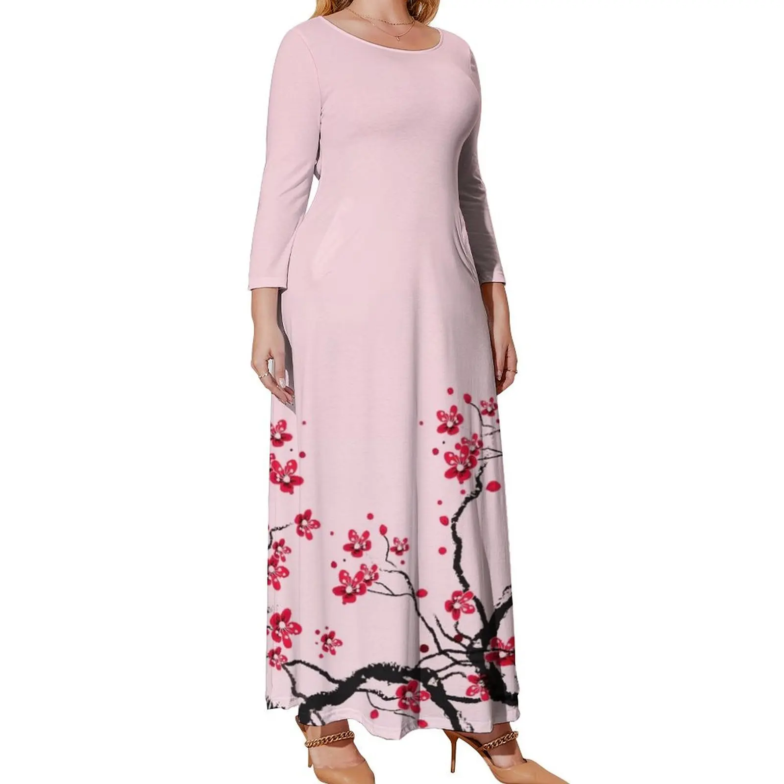 

Женское длинное платье с длинным рукавом и вишневым цветком