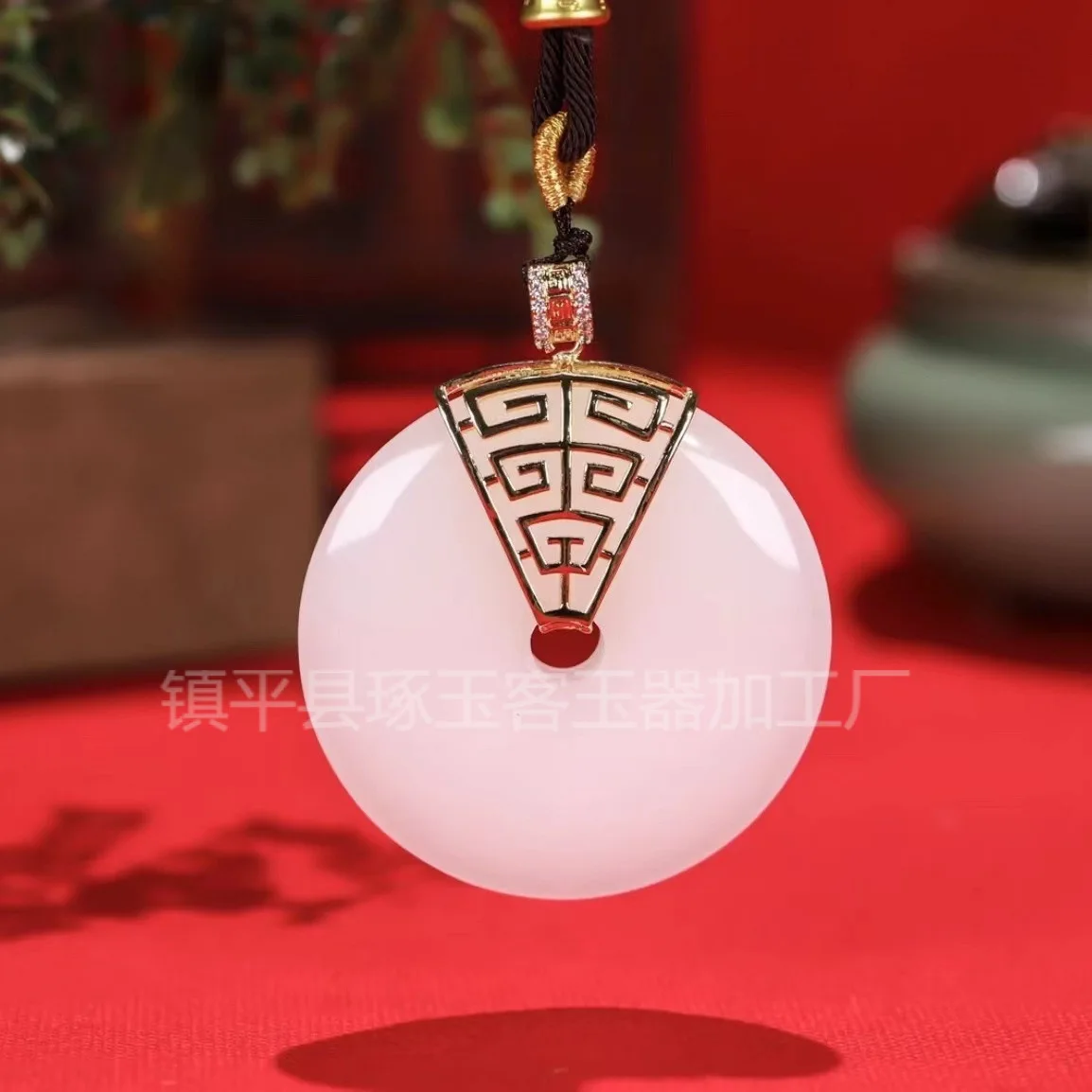 

Xinjiang suet white jade gold silk jade golden branches jade leaf pingan buckle pendant inlaid with pingan brand pendant