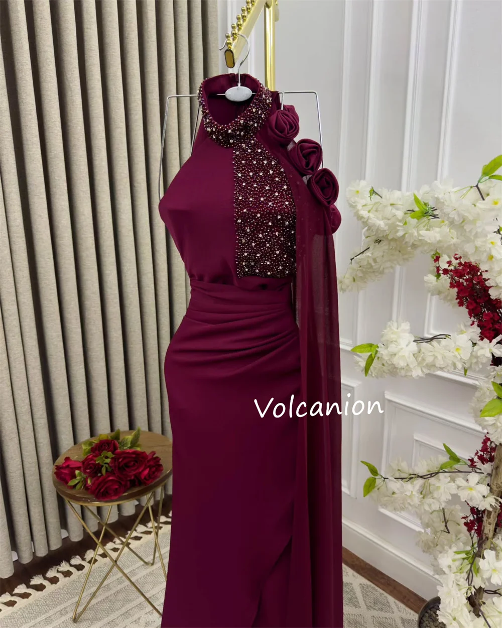 Maßgeschneiderte Abendkleider, Jersey-Applikation, Perlenstickerei, Etui-Neckholder, Midi-Kleider, maßgeschneiderter Anlass, klassisch, exquisit, hohe Qualität