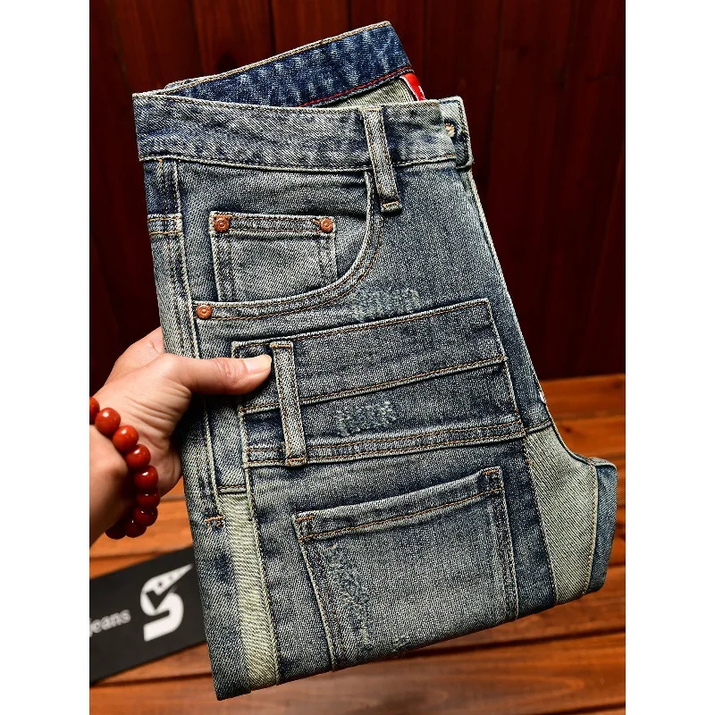 กางเกงยีนส์สไตล์สตรีทสุดเท่ห์สำหรับผู้ชาย ดีไซน์แบบเรโทร แต่งลายปะติดและขาดๆ ทรงเข้ารูป สไตล์อเมริกันสุดเทรนดี้ กางเกงขายาว