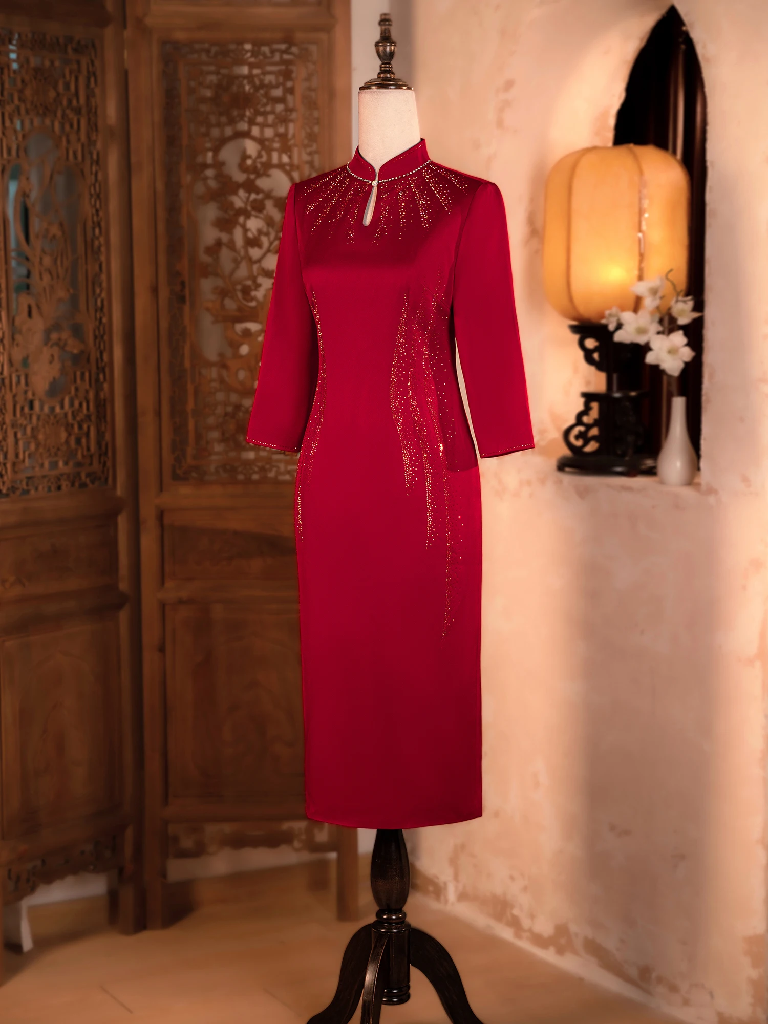 

Элегантное длинное платье-ципао для свадебного банкета, высококачественное, с роскошными стразами, для мамы невесты, в традиционном китайском стиле.