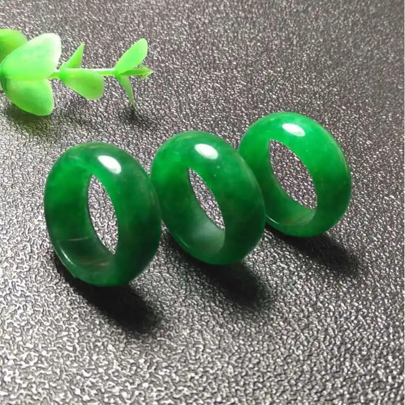 Trendy emerald for couples, fashionable light green Malayan jade ring 2