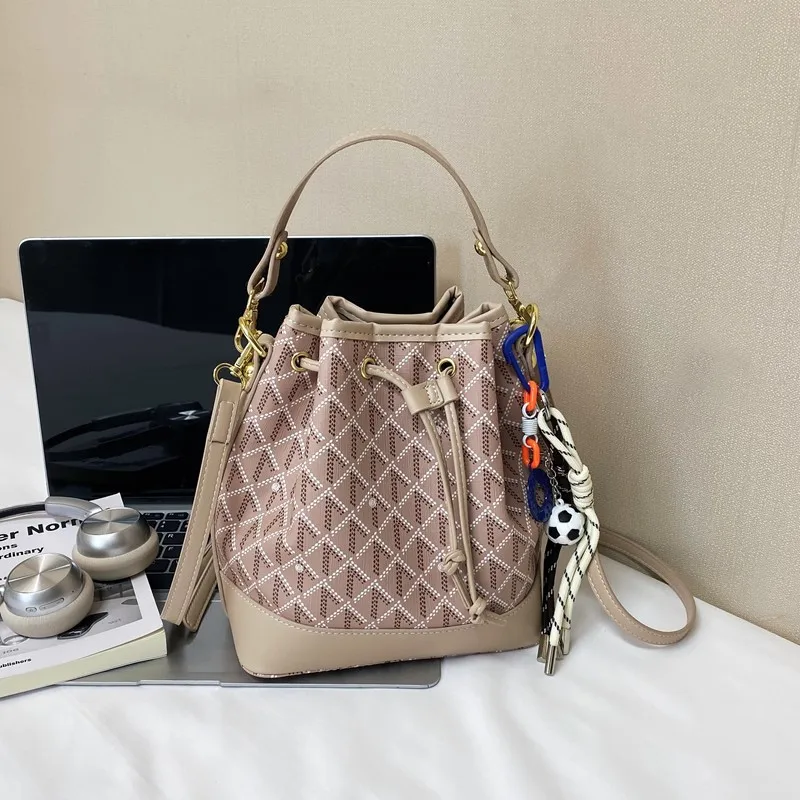 

Элегантная классическая женская сумка через плечо - кожаная конструкция, высококачественный дизайн от дизайнера