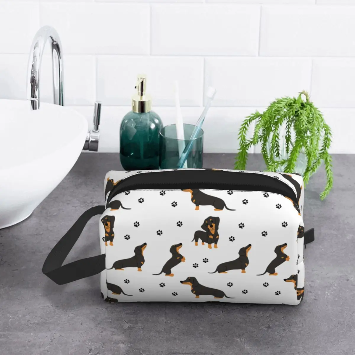 

Косметичка с рисунком таксы и собачьих лапок, органайзер для косметики, дорожный несессер, косметичка для путешествий