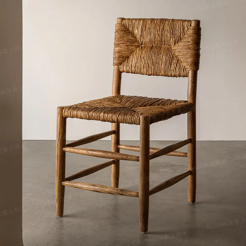 بار من الخشب الصلب، بار منزلي بسيط وحديث، كرسي مطعم من الخيزران القديم