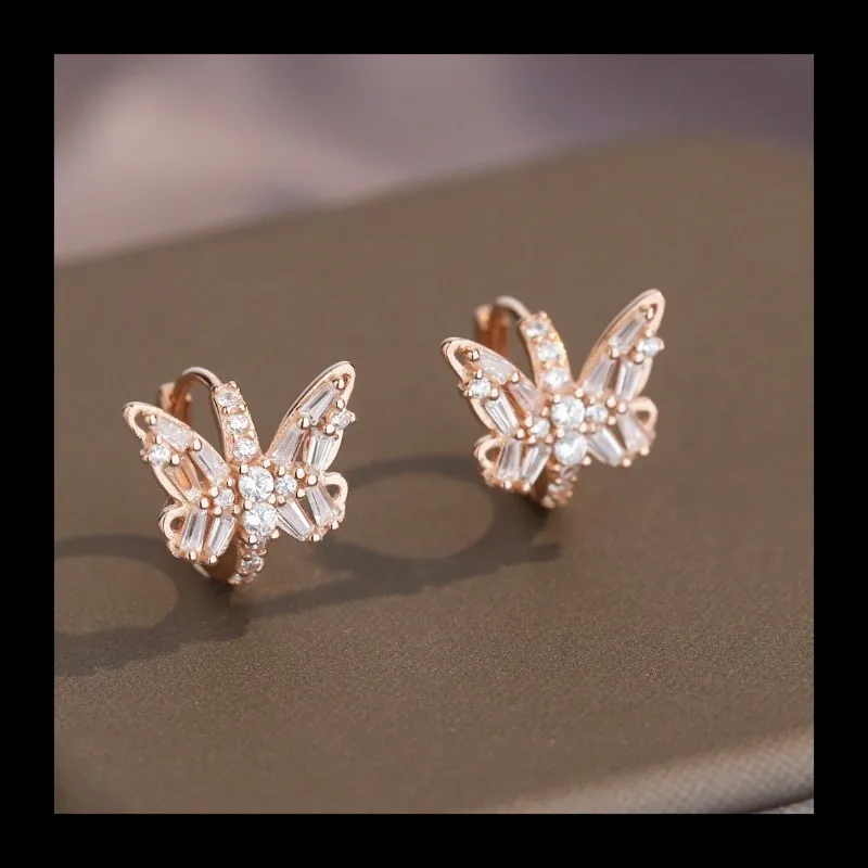 

Новые хитовые серебряные украшения S925, серьги-гвоздики с инкрустацией бабочкой и цирконом, нишевые простые модные темпераментные легкие роскошные серьги