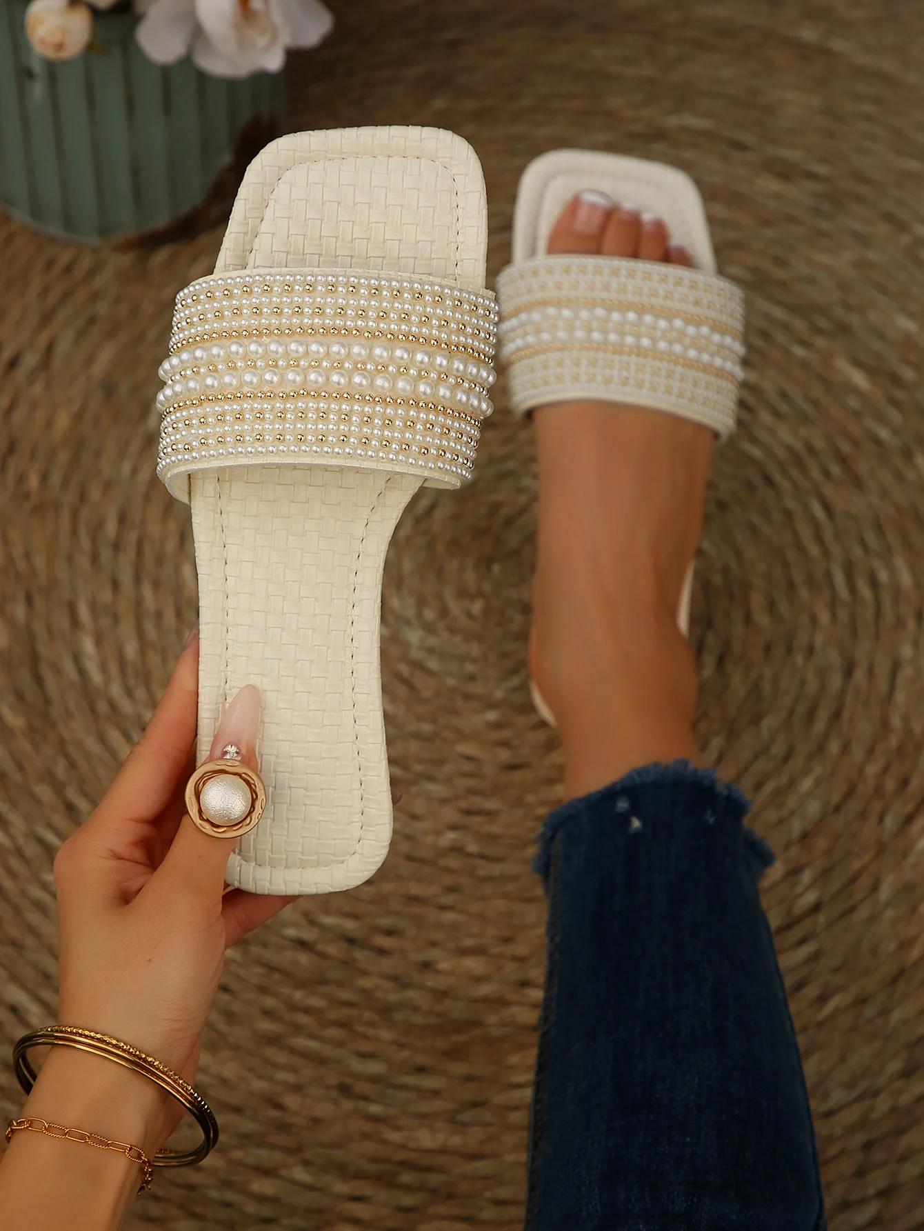 

New Fashionable Summer Sandals for Women, Slip-On Slippers, Party Birthday Gift, Solid Color Outdoor Casual Shoes, Simple and Elegant Flat Beach Slippers, Easy to Match, Comfortable for All-Day Wear at Home and Outdoors