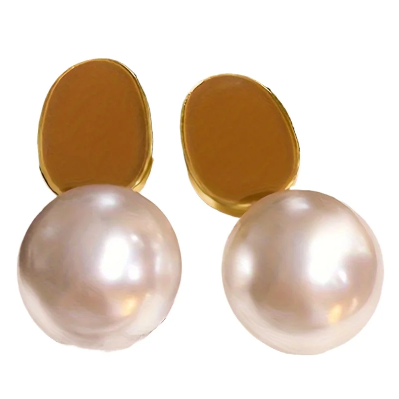

1 pair of white imitation pearl coffee colored earrings, simple and fashionable versatile earrings.