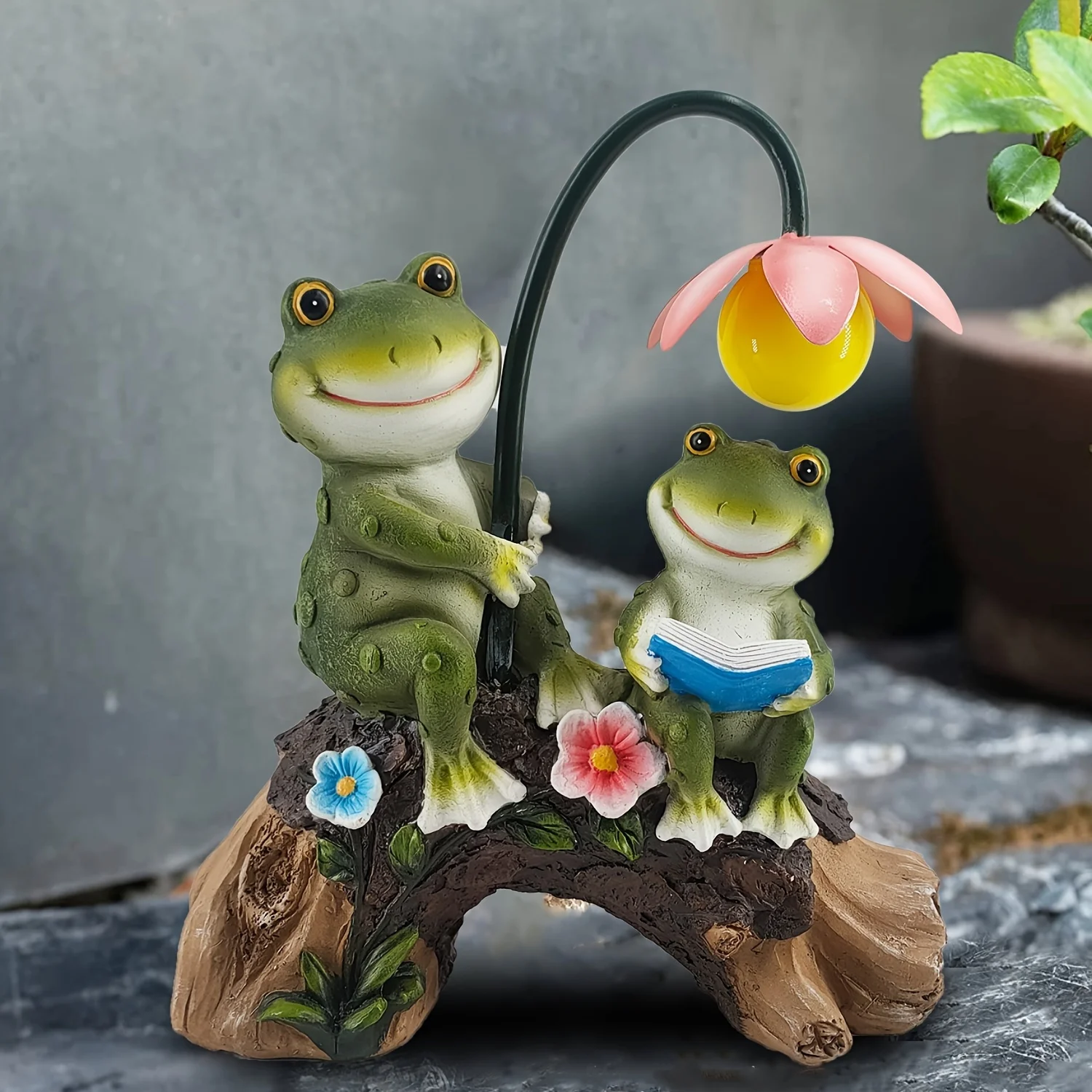 Solar Statue Garden Light Outdoor Decor, Frog Solar Garden Statues, Garden resin frog sitting on tree stump reading statue light, for Patio Lawn Balcony Outdoor Home Decoration