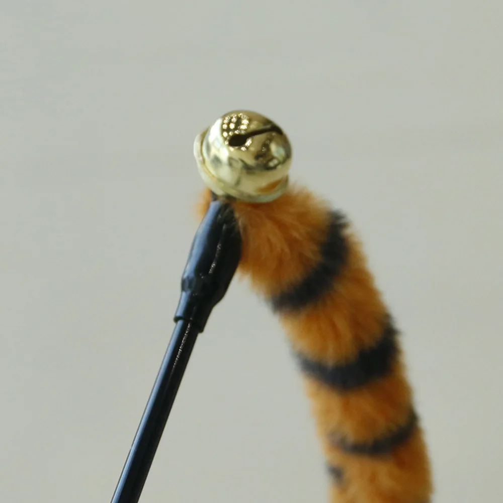 Katzenwurmschwanz-Teaser-Zauberstab mit Glöckchen – interaktives Plüsch-Katzenspielzeug für Kätzchen, lindert Langeweile, Kauen und Zahnhilfe – Detail 3