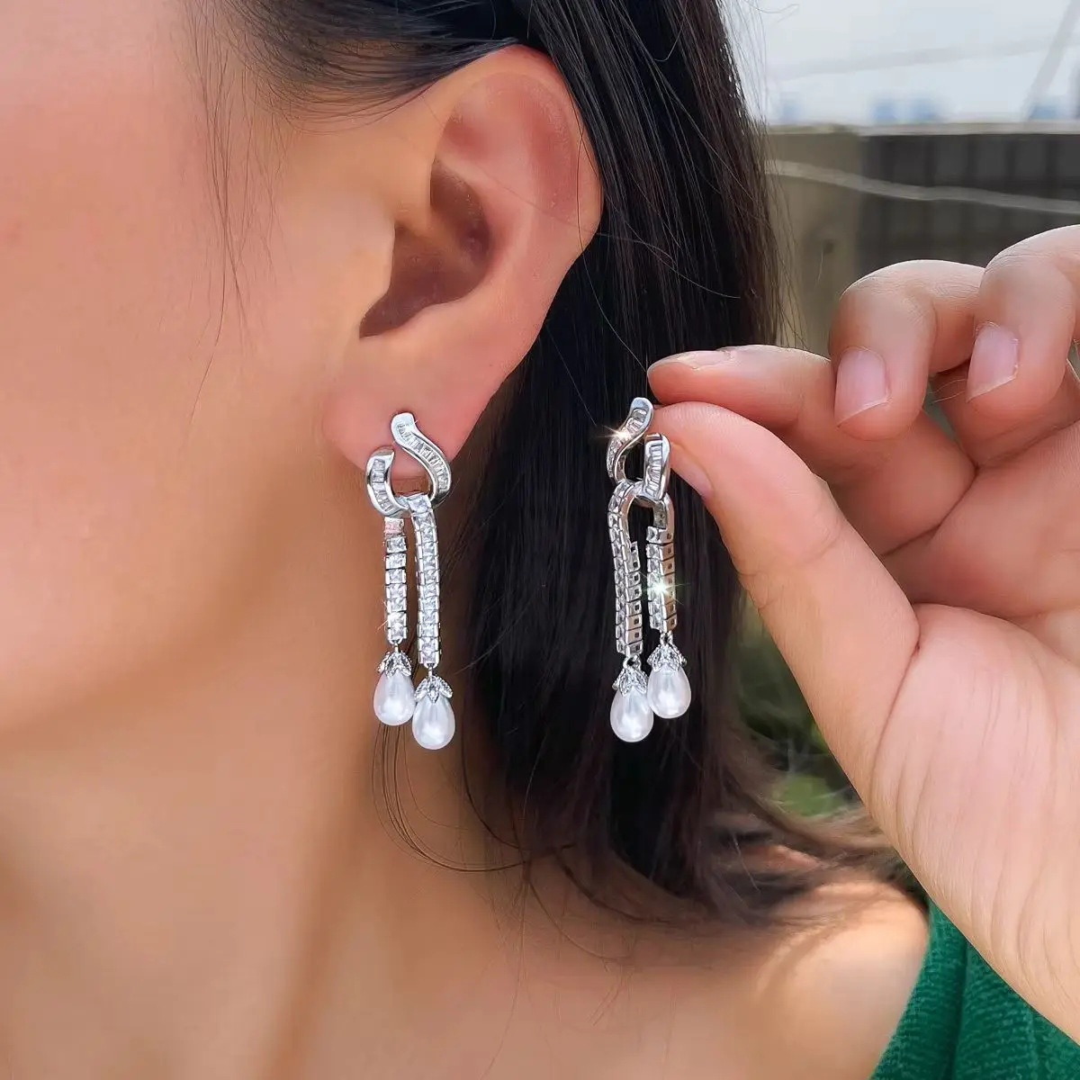 CWWZircons Geometrische weiße Zirkonia-Ohrringe mit langen Quasten und simulierten Perlen für Festzüge, Hochzeiten, Partys, Verlobungen, für Damen E1125