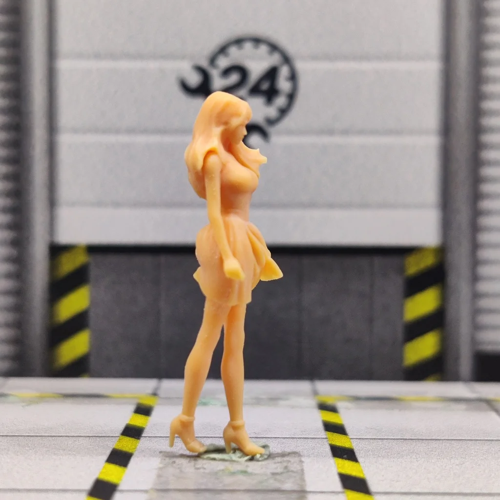 1/64 1/43 Scale Model Resin A Tall Girl with Long Hair Walking In The Wind Uncolored Miniature Diorama Hand-painted T211