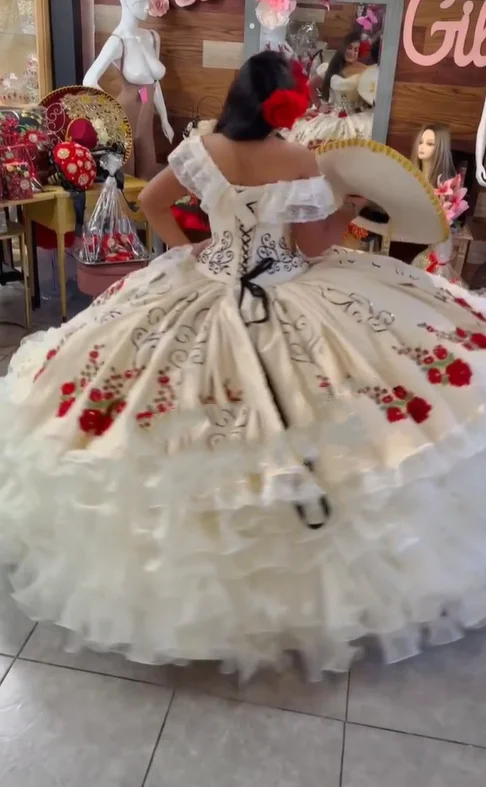 Aangepaste witte strapless Mexicaanse charro Quinceanera jurk 2025 veterponcho bloemenborduurwerk vestidos de 15 jaar charros