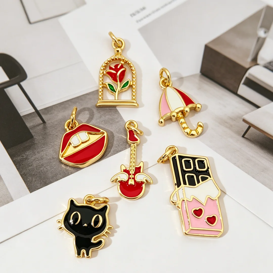 4 Piezas de Dijes de Latón Esmaltados con Diseños de Paraguas, Gato, Labios, Guitarra, Chocolate, Rosa y Flor para Accesorios de Joyería DIY, Collares y Pulseras