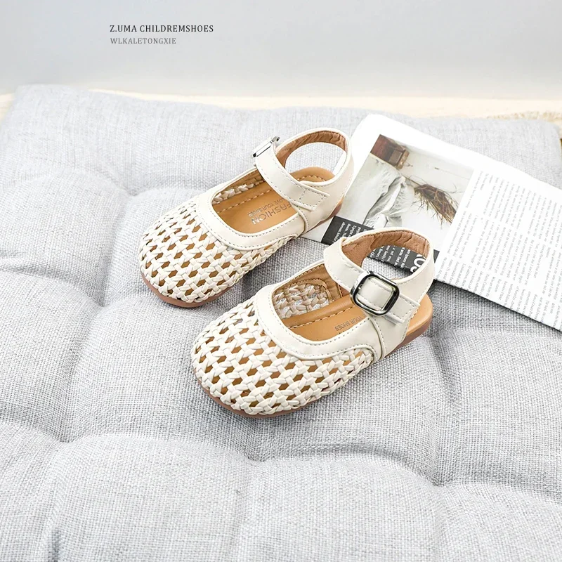 

Летние трендовые детские повседневные сандалии, пляжные сандалии для девочек, дышащие детские простые туфли принцессы на плоской подошве с мягкой сеткой, универсальная мода