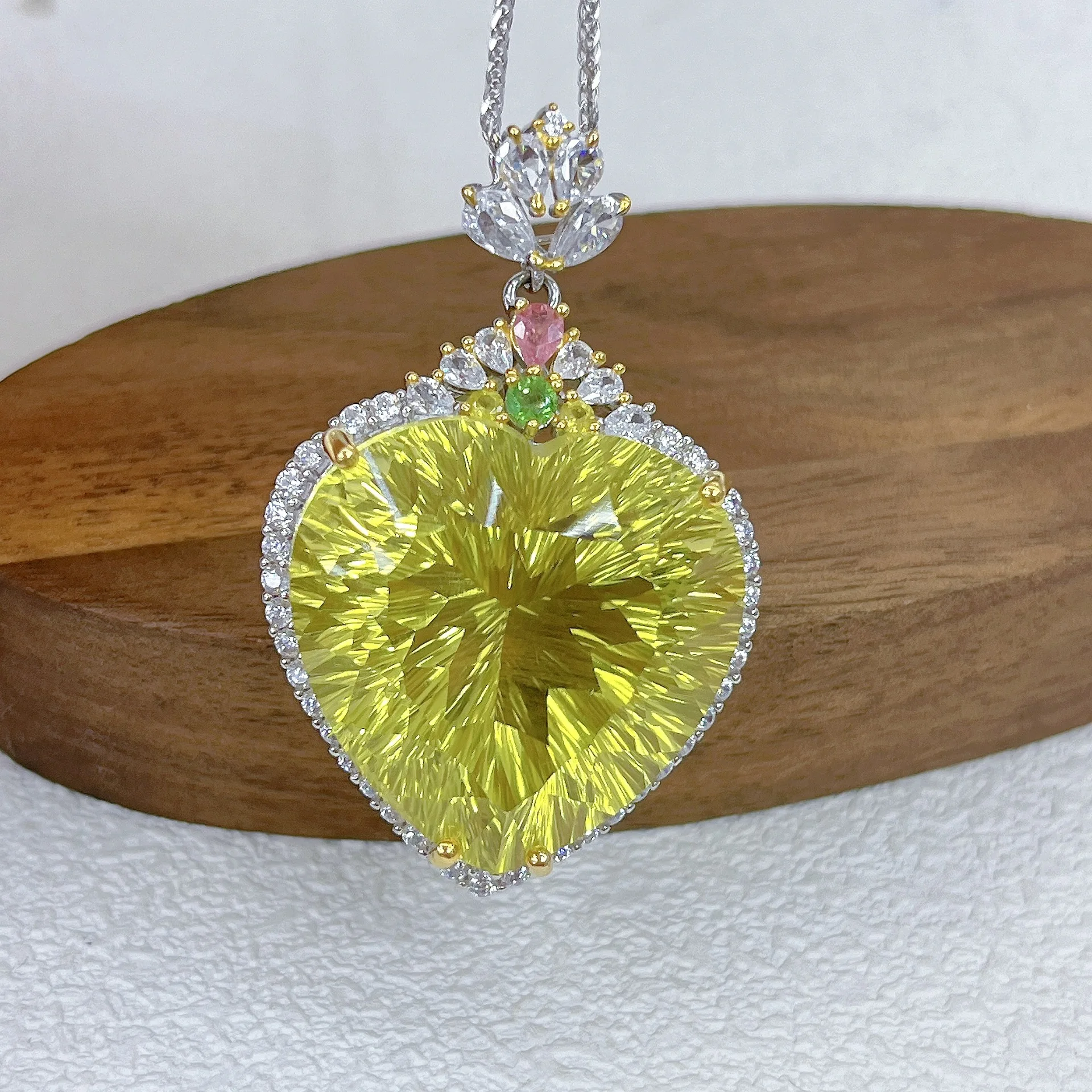 

Подвеска из лимонного кварца 25 мм, серебро 925 пробы с покрытием из белого золота (без цепочки)