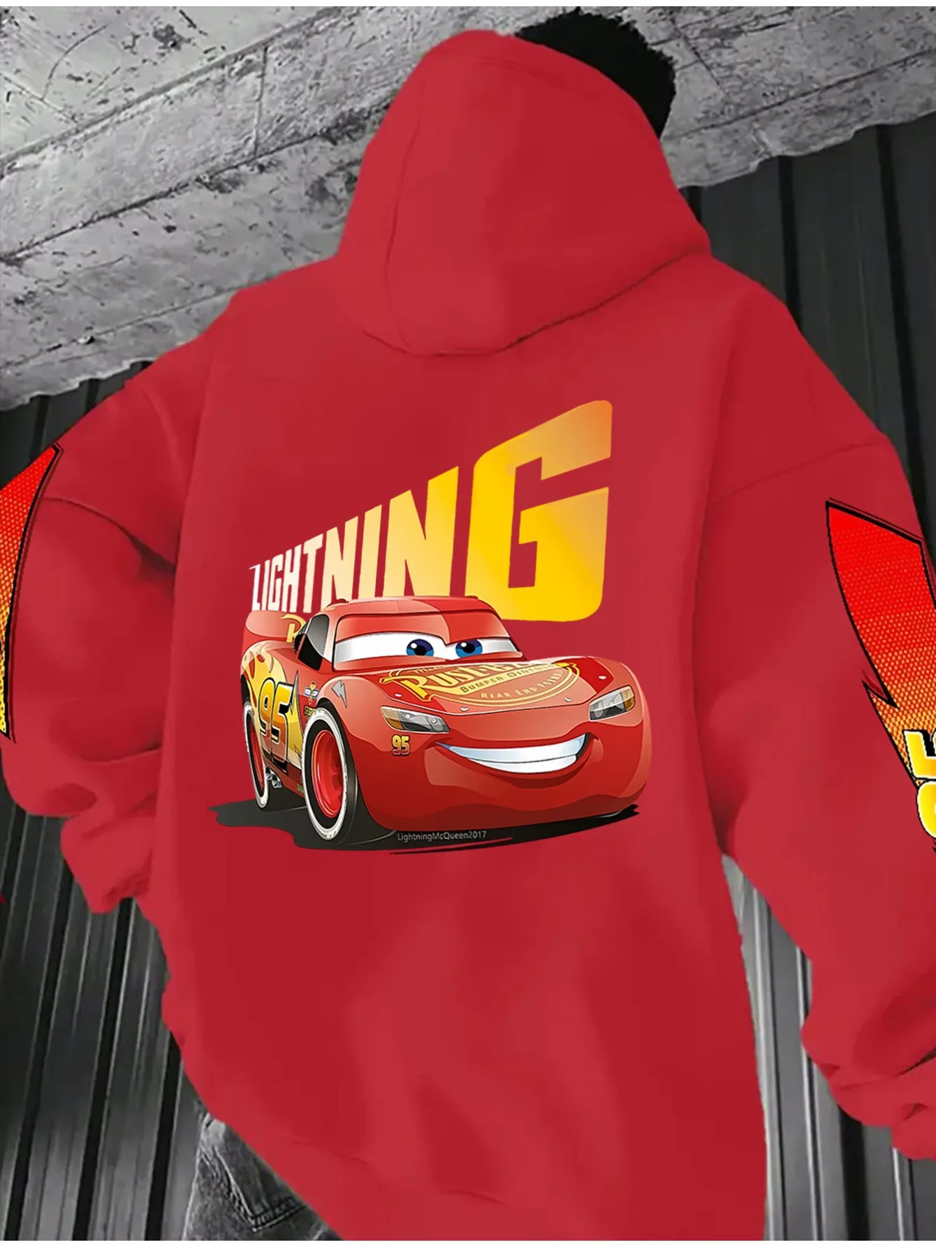 

Новинка 2025, свитер с капюшоном Disney Lightning McQueen, ярко-красный джемпер с гоночным узором, школьный сезон, модный тренд унисекс