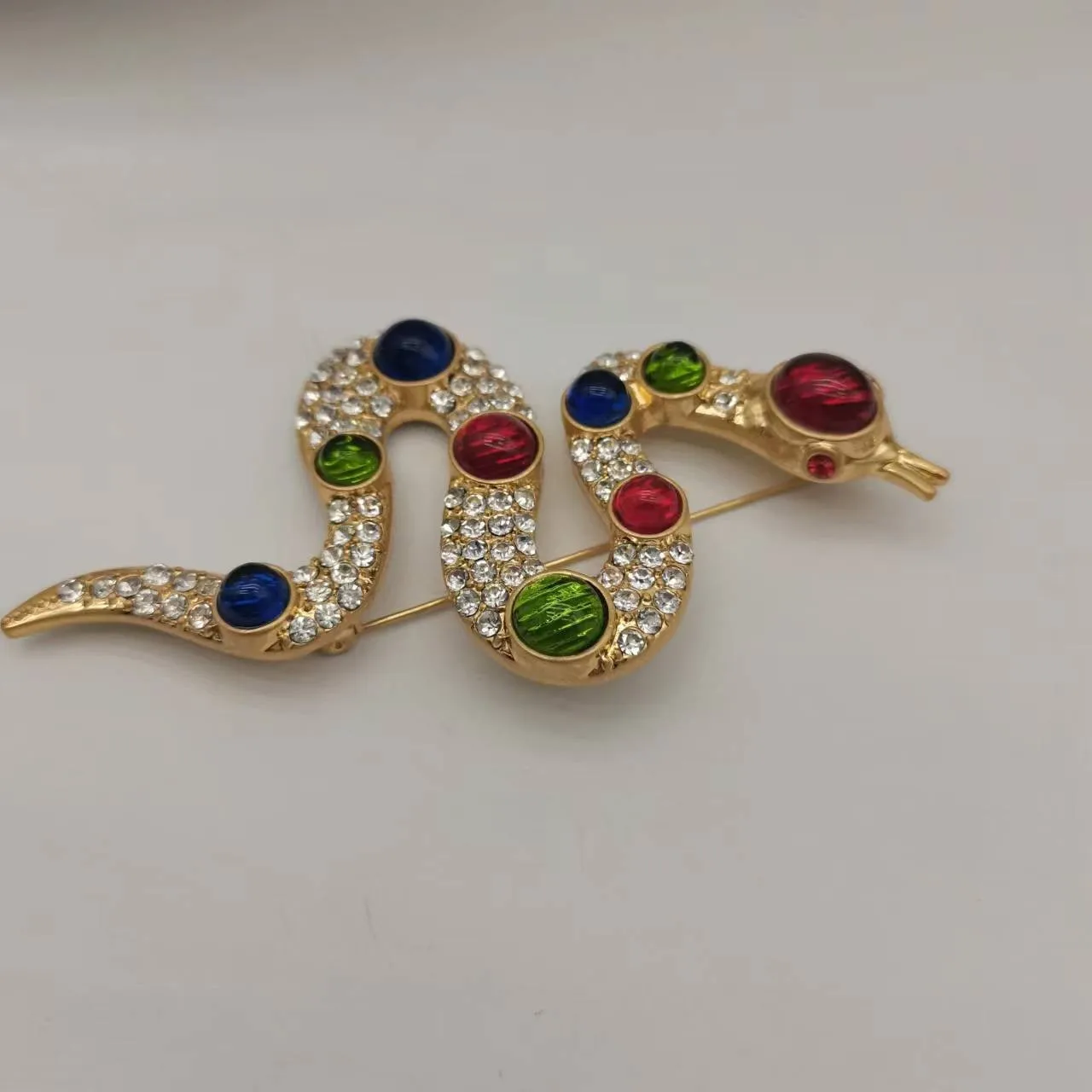 SKEDS النساء الرجال أزياء رائعة ملونة حجر الراين الأفعى بروش دبوس سيدة أنيقة كريستال الساطع الحيوان شارات صدر الفستان #3